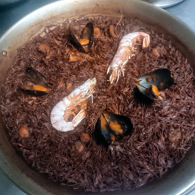 Fideua con pescado y marisco